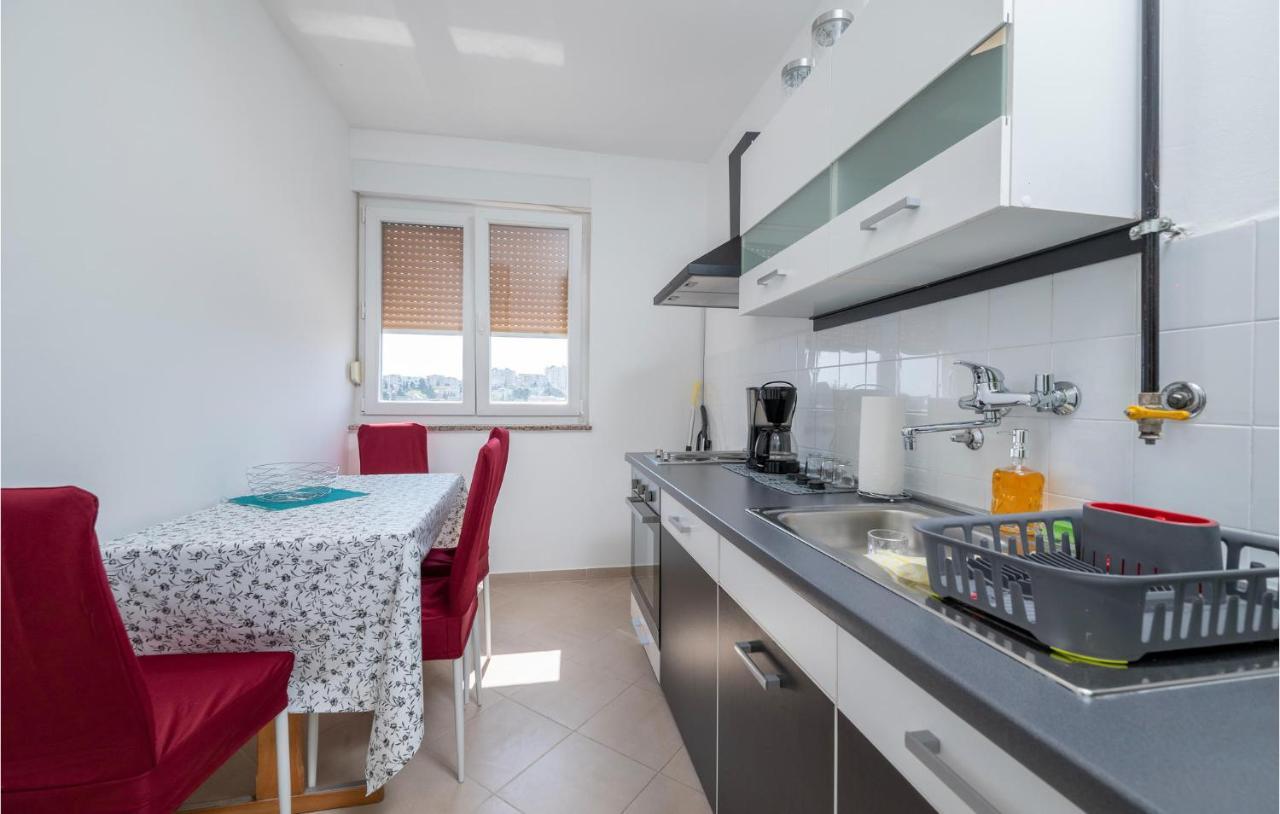 1 Bedroom Lovely In Apartment Pula